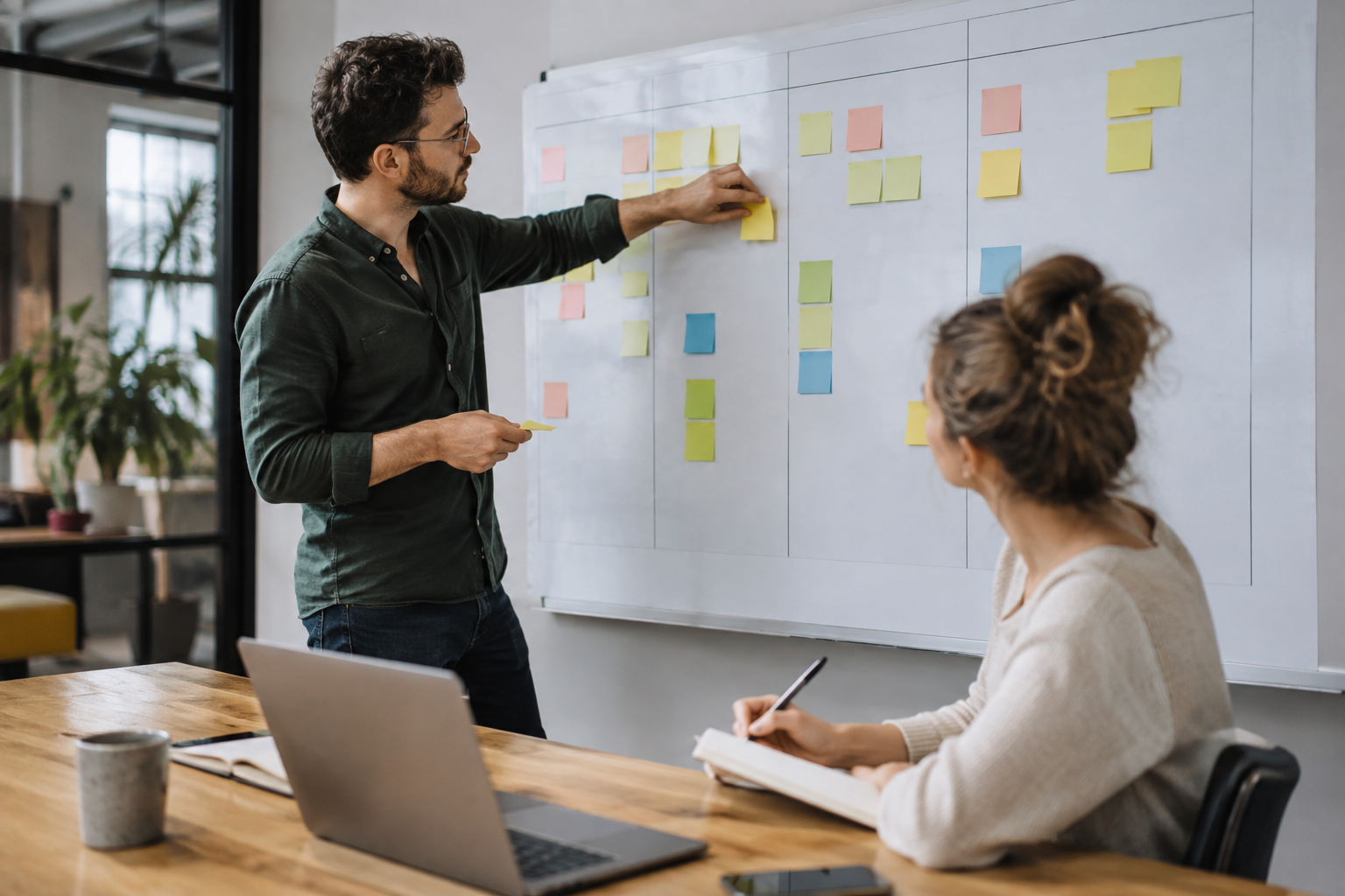 Collega’s bespreken een planning met gekleurde notities